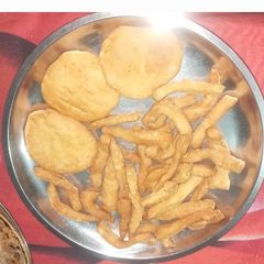 Saanke mathri or khajuriya A picture of Saanke mathri or khajuriya.