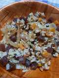 Arroz picante con vegetales (remolacha, zanahoria y cebolla)