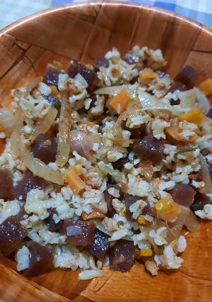 Una foto de Arroz picante con vegetales (remolacha, zanahoria y cebolla)