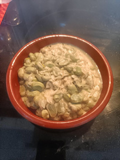 Una foto de Habas en leche de almendras