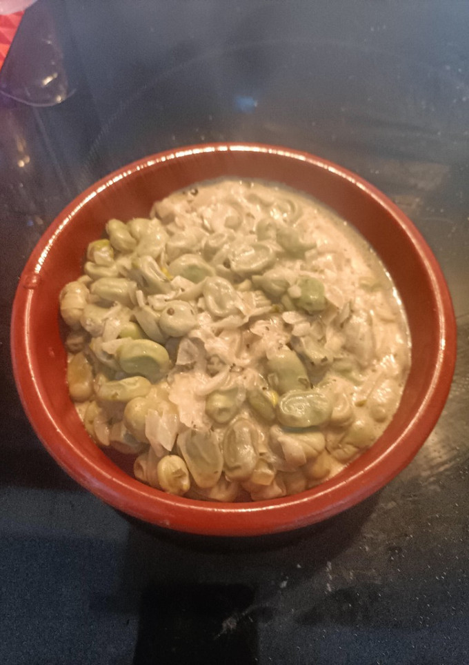 Una foto de Habas en leche de almendras