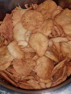 सूजी की मठरी (sooji ki mathri recipe in Hindi) रेसिपी मुख्य फोटो