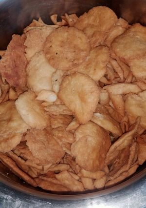 सूजी की मठरी (sooji ki mathri recipe in Hindi) रेसिपी मुख्य फोटो