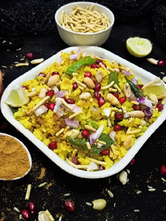 ઈન્દોરી પૌવા (Indori Poha Recipe In Gujarati) રેસીપી મુખ્ય ફોટો