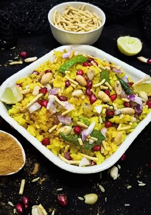 ઈન્દોરી પૌવા (Indori Poha Recipe In Gujarati) રેસીપી મુખ્ય ફોટો