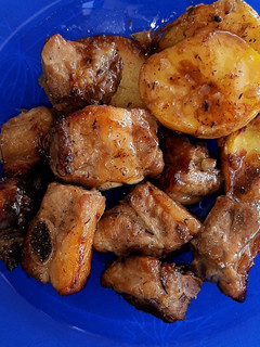 Una foto de Costillas a la miel con patatas