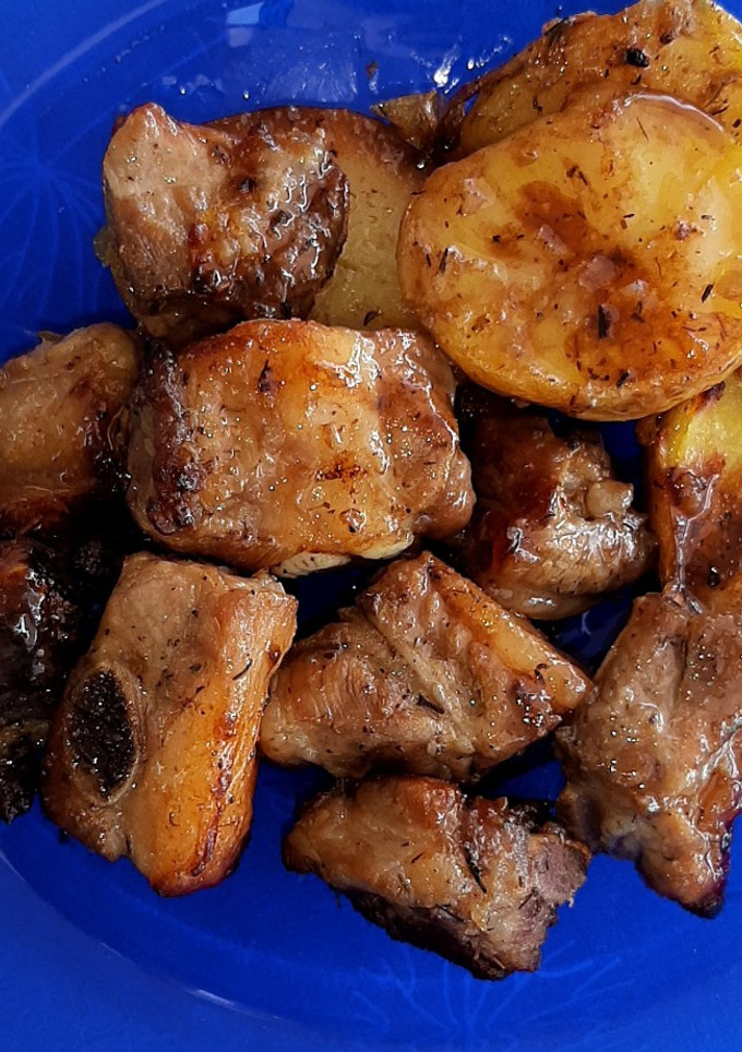 Una foto de Costillas a la miel con patatas