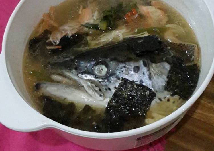 Cara mudah Menyiapkan Sop Kepala Salmon Lezat