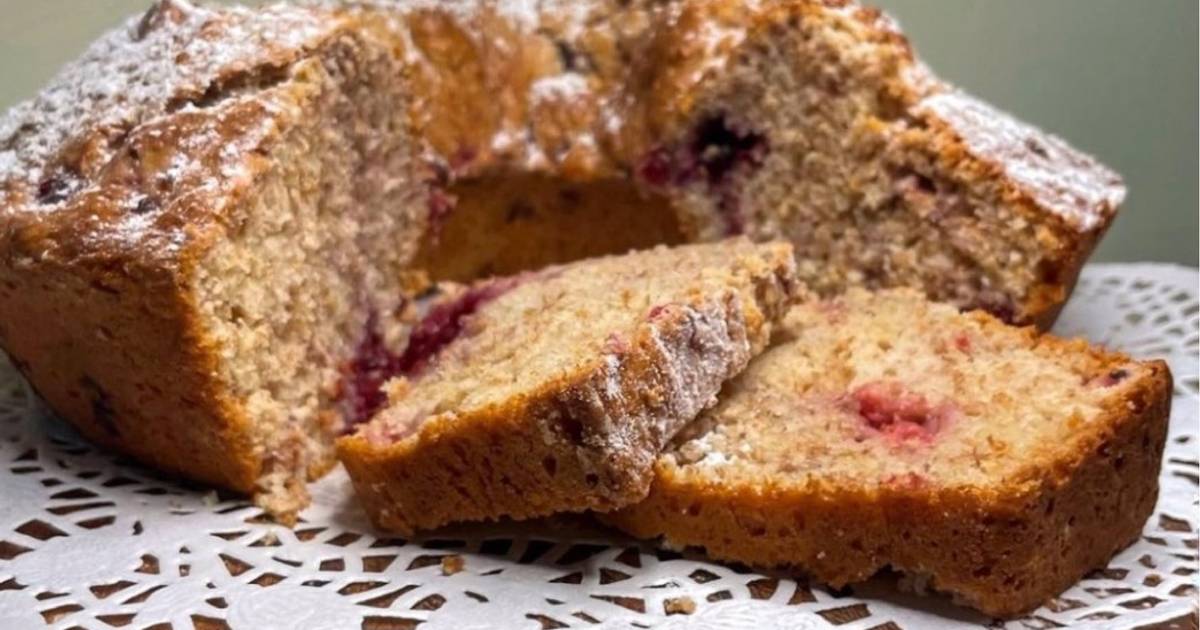 Ciambella con frutti di bosco e fiori: la ricetta passo per passo