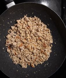 thịt băm rang trứng