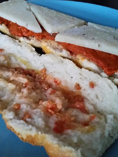 Una foto de Bocadillo picantón de sobrasada y queso