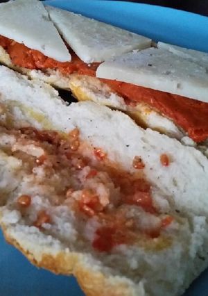 Una foto de Bocadillo picantón de sobrasada y queso