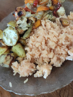 Una foto de Pollo salteado con verduras