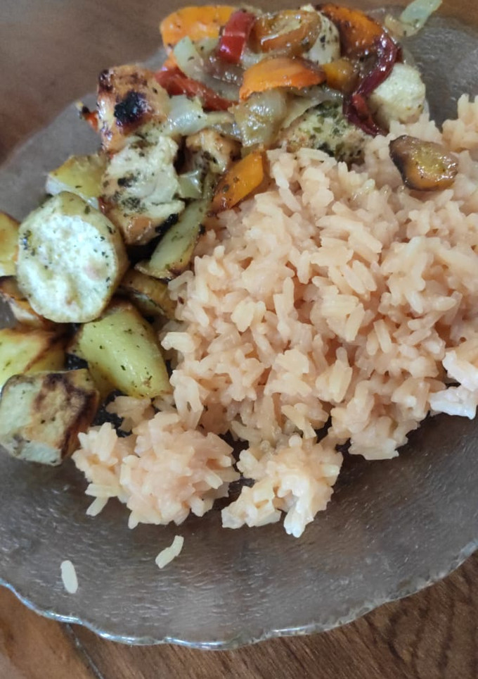 Una foto de Pollo salteado con verduras