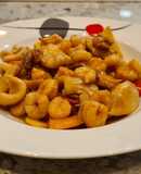 Sartén de chipirones, gambas y pimientos