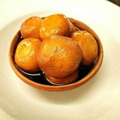 A picture of Khajoor ke gud ke rasgulle.