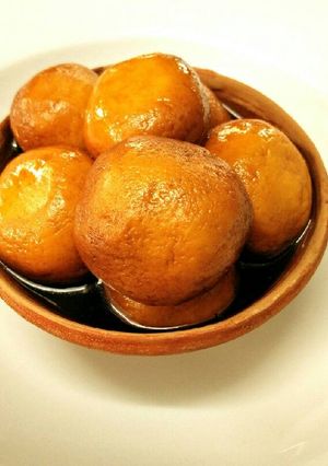 A picture of Khajoor ke gud ke rasgulle.