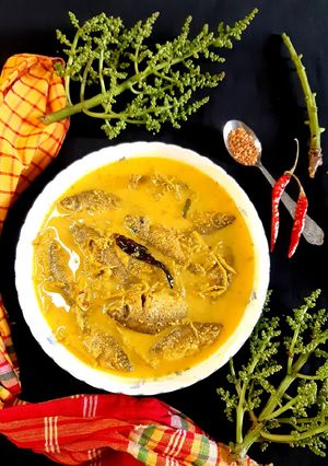 আমড়ার মুকুল দিয়ে পুঁটি মাছের টক রেসিপির প্রধান ছবি