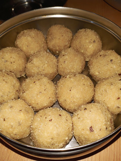 आटे खोया लडडू (Atte khoya ladoo recipe in Hindi) रेसिपी मुख्य फोटो