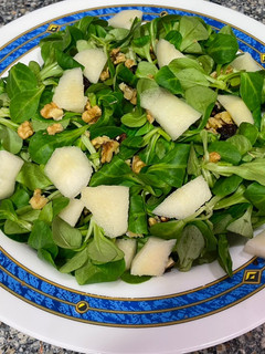 Una foto de Ensalada de canónigos con frutos secos y vinagreta de miel