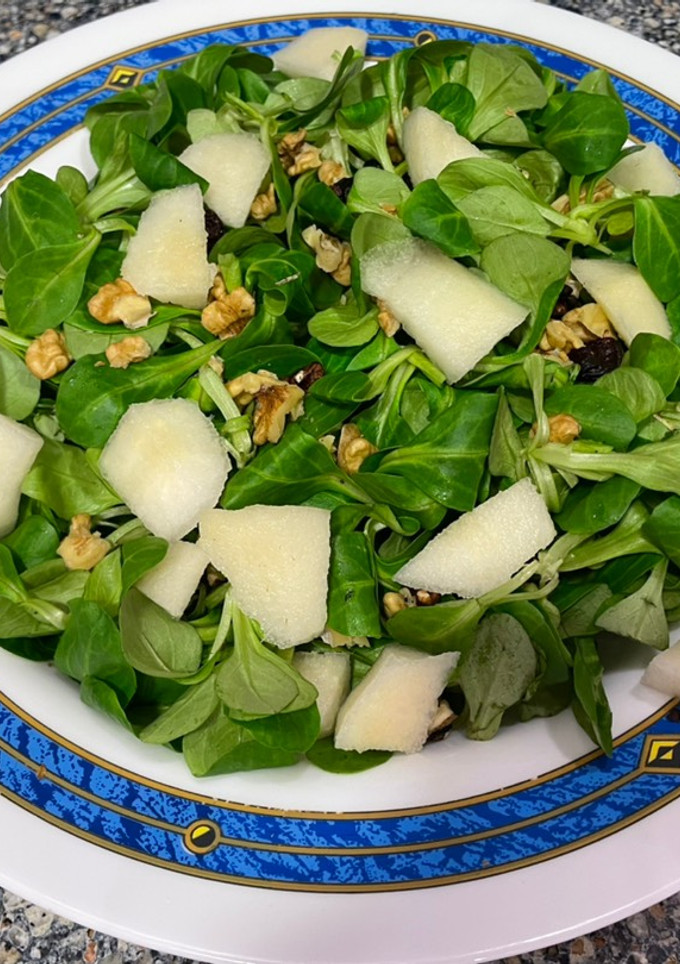 Una foto de Ensalada de canónigos con frutos secos y vinagreta de miel