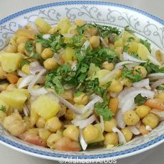 A picture of White Chickpeas Chaat.