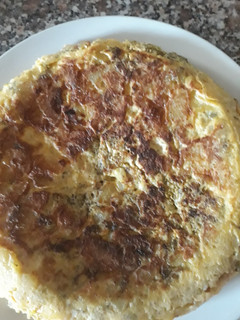 Una foto de Tortilla de patatas y brócoli