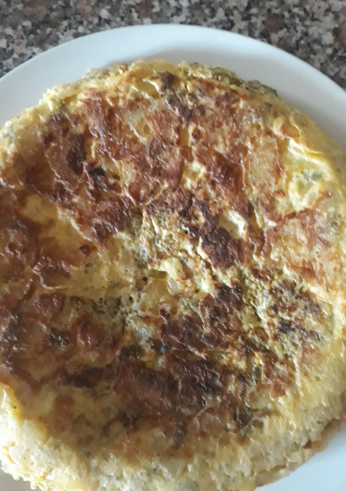 Una foto de Tortilla de patatas y brócoli