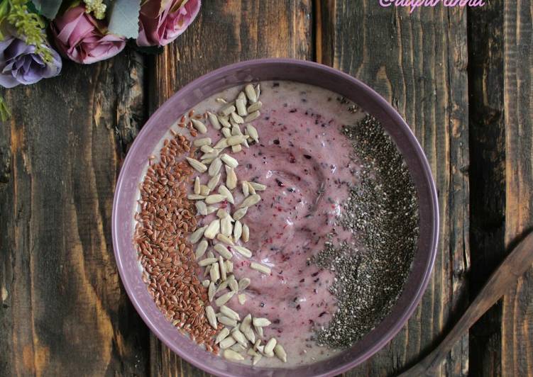 Banana Blackberry Smoothie Bowl