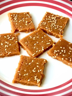 સુખડી (Sukhdi Recipe in Gujarati) રેસીપી મુખ્ય ફોટો