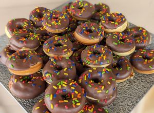 Una foto de Mini donas en máquina 🍩 ¡Ricas, fáciles y esponjosas!