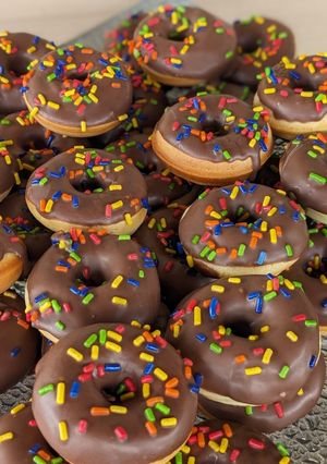 Una foto de Mini donas en máquina 🍩 ¡Ricas, fáciles y esponjosas!
