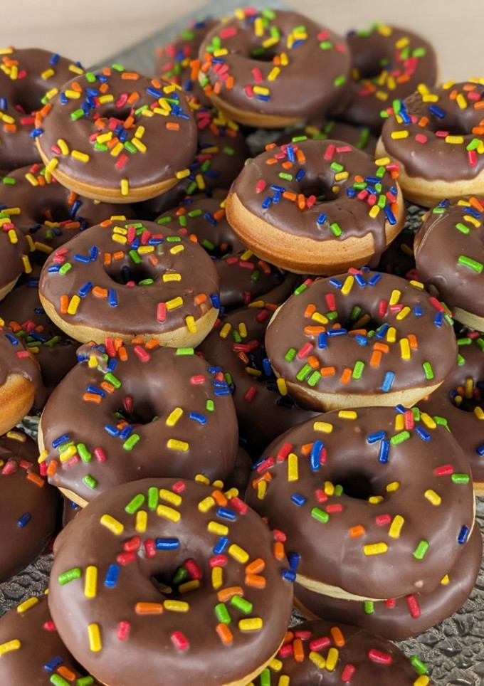 Una foto de Mini donas en máquina 🍩 ¡Ricas, fáciles y esponjosas!