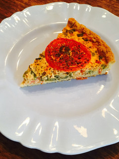 Una foto de Quiche tomate albahaca