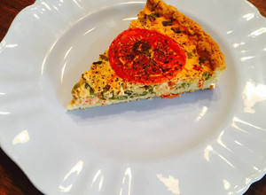 Una foto de Quiche tomate albahaca