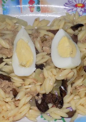Una foto de Ensalada con huevos duros, Riso y atún
