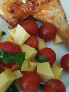 Una foto de Pollo al horno con ensalada caprese