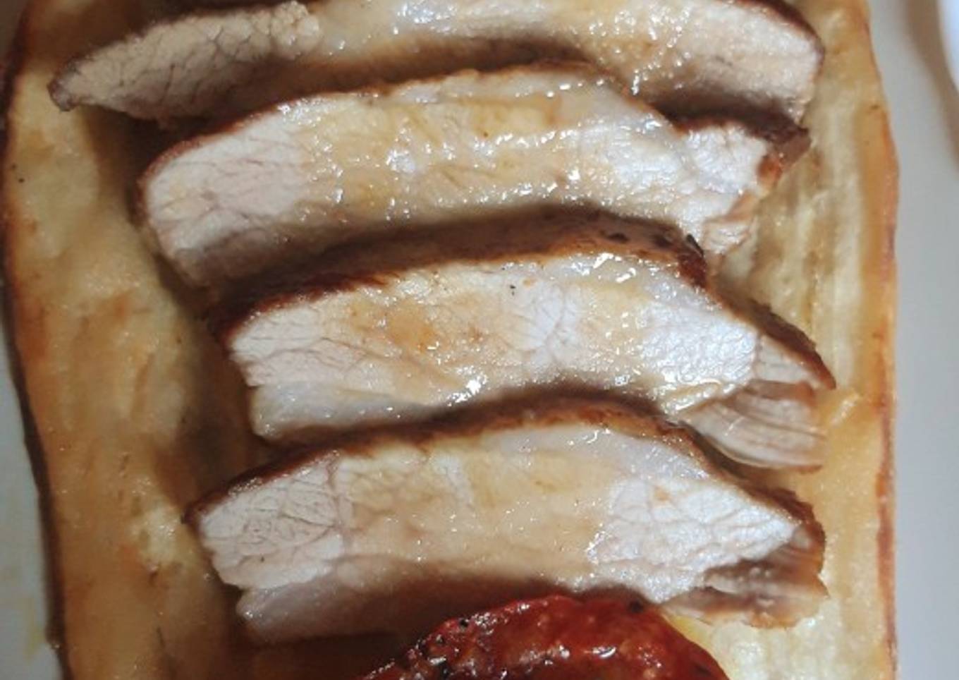 Secreto con miel y mostaza sobre cama de berenjenas