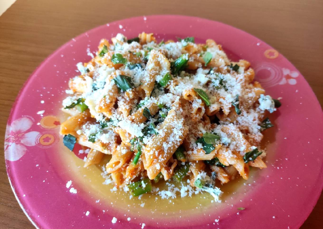 Macarrones integrales con bimi, pollo y salsa de tomate