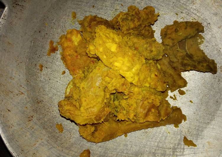 Ungkepan Ayam Kampung & Tempe Bungkus �?