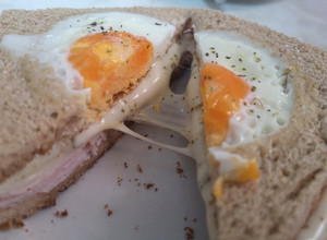 Una foto de Sándwich mixto completo