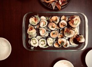 Una foto de Sushi Nori-maki de estilo coreano Japonés QUIMPA🇰🇷🇺🇾🇯🇵韓国風海苔巻きキンパDía Internacional del Sushi 2021