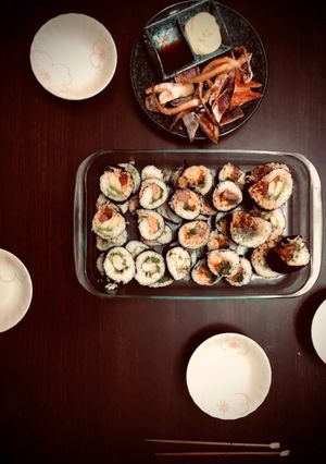 Una foto de Sushi Nori-maki de estilo coreano Japonés QUIMPA🇰🇷🇺🇾🇯🇵韓国風海苔巻きキンパDía Internacional del Sushi 2021