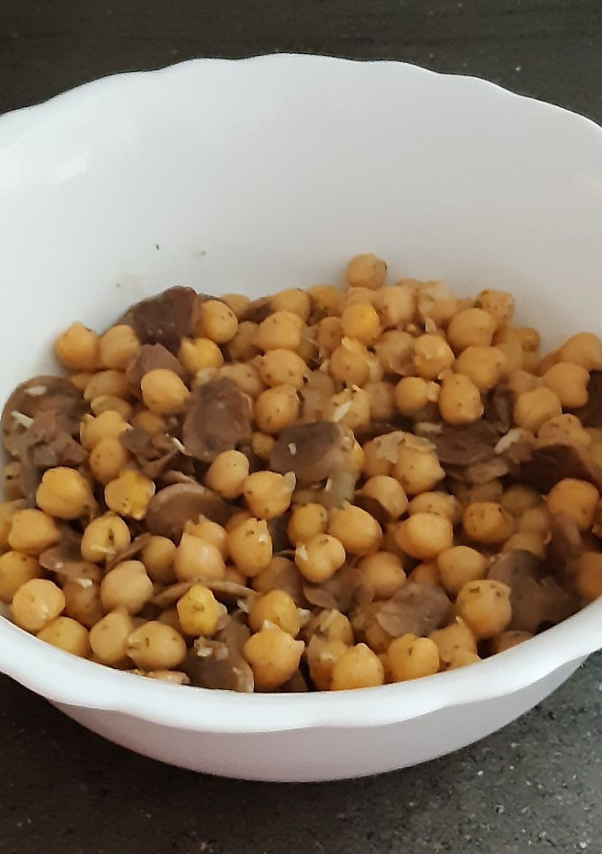 Una foto de Garbanzos con champiñones y ajo