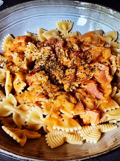 Una foto de Farfalle con carbonara de tomate y orégano