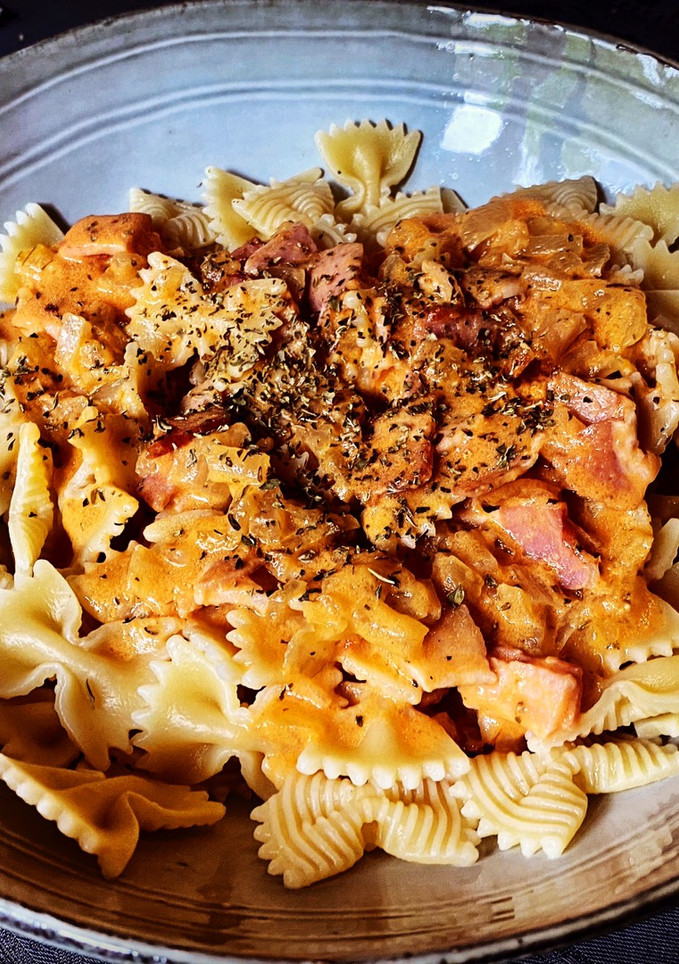 Una foto de Farfalle con carbonara de tomate y orégano