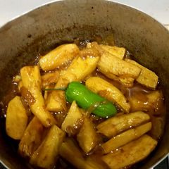A picture of Arvi (vegetable) gravy.