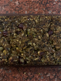 Una foto de PAN de SEMILLAS, TRIGO SARRACENO y HIERBAS AROMÁTICAS muy nutritivo, sin gluten