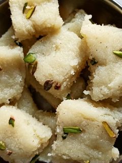 कोकोनट बर्फी (Coconut barfi recipe in hindi) रेसिपी मुख्य फोटो