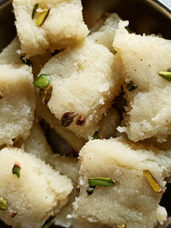 कोकोनट बर्फी (Coconut barfi recipe in hindi) रेसिपी मुख्य फोटो